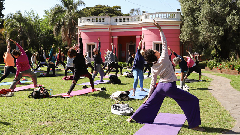 Vicente López continúa brindando clases gratuitas de Yoga
